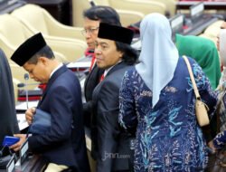 Komeng Diteriaki “Uhuy” Saat Pelantikan DPR dan DPD RI