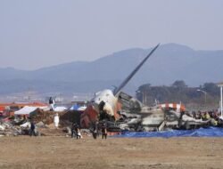 Tragedi Jeju Air: Boeing 737-800 Jatuh di Muan, 120 Nyawa Melayang