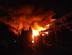 Kebakaran Mengerikan di Pekanbaru: Gudang Kayu dan Dua Rumah Terbakar
