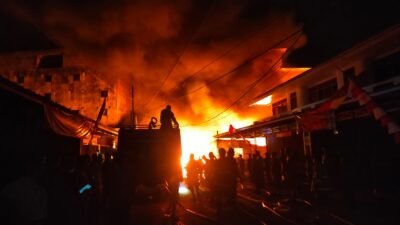 Kebakaran Mengerikan di Pekanbaru: Gudang Kayu dan Dua Rumah Terbakar