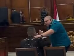 “Pertikaian di Ruang Sidang: Razman Nasution dan Hotman Paris Terlibat Insiden Dramatis”