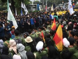 Aksi Penolakan Mahasiswa Terhadap Revisi UU TNI di Gedung DPR