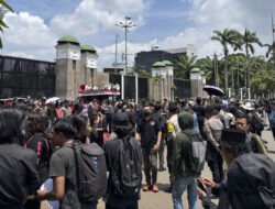 Aksi Massa Tolak RUU TNI: Jalan Gatsu Tersendat oleh Demonstran