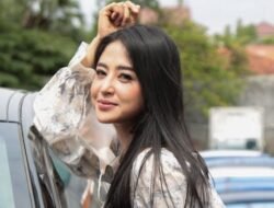 Dewi Perssik Tanggapi Tuduhan Ribut dengan Olla Ramlan