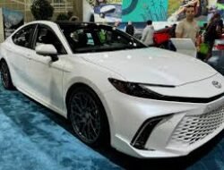 Toyota Camry 2025: Sedan Mewah dengan Teknologi Terdepan