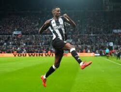 Alexander Isak Diragukan Sebagai Starter di Anfield