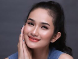 Faby Marcelia Bagi-Bagi Kopi kepada Ojol di Tengah Aksi Demonstrasi