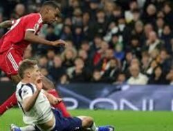 Alexander Isak Cedera, Arne Slot Kritik Tindakan Van de Ven