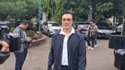 Baim Wong Kenang Almarhumah Ibu di Hari Raya “Sering Nangis Saat Salat”