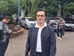 Baim Wong Kenang Almarhumah Ibu di Hari Raya “Sering Nangis Saat Salat”