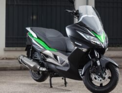 Kawasaki J300: Skuter Bertenaga dan Desain Modern