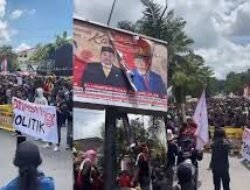 Demo di Kantor Gubernur Kaltim Berujung Ricuh, Massa Lempar Botol dan Polisi Lakukan Pembubaran