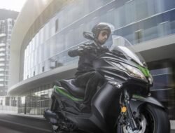 Kawasaki J300, Skutik Besar dengan Sentuhan Racing yang Kental