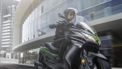 Kawasaki J300, Skutik Besar dengan Sentuhan Racing yang Kental