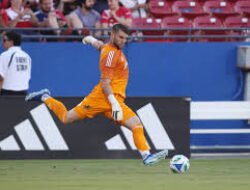 Super Save dan Keteguhan Hati, Paes Ubah Cibiran Jadi Pengakuan di Ajax