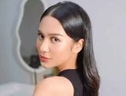 Momen Apes Azizah Salsha di London: Gagal Foto Bareng Harry Styles Malah Kena Nyinyir Netizen